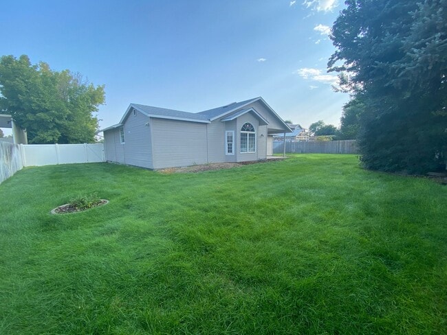 Building Photo - Beautiful 3bed, 2bath 2,550sq.ft. home in ...