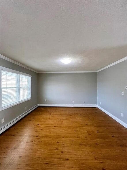 Building Photo - 927 Elm St