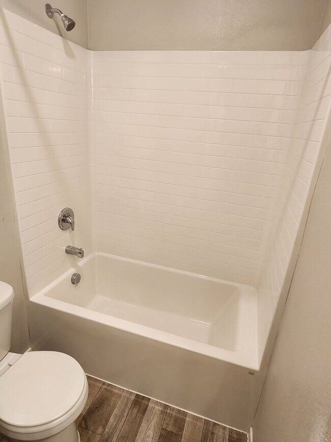 Building Photo - 3 bedroom/ 2 bath condo in gated community