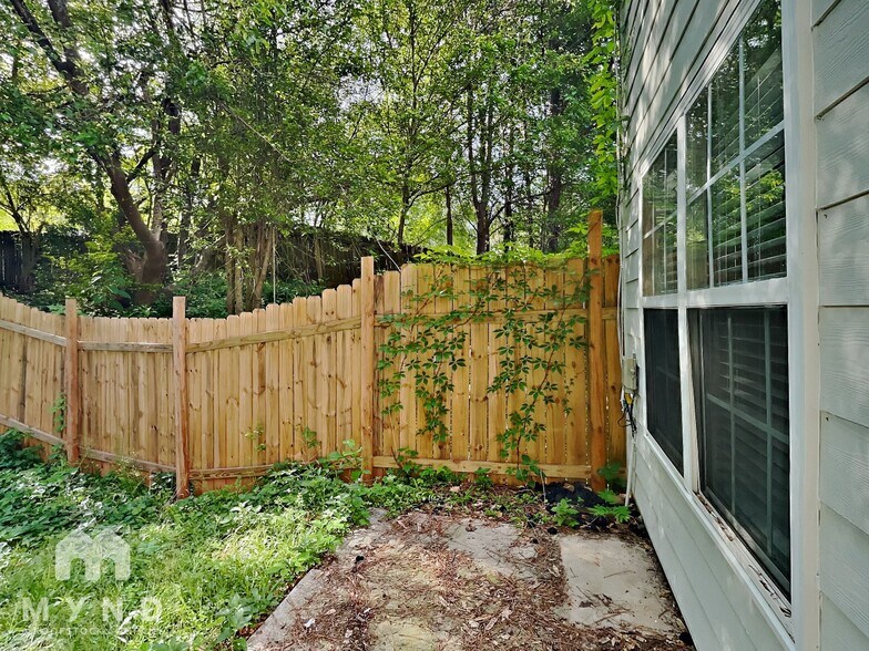 Building Photo - 857 Glynn Oaks Dr