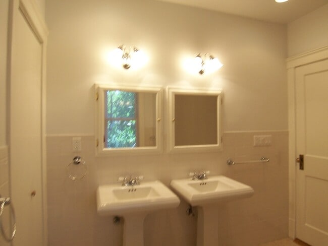 Building Photo - 1226 Simpson St