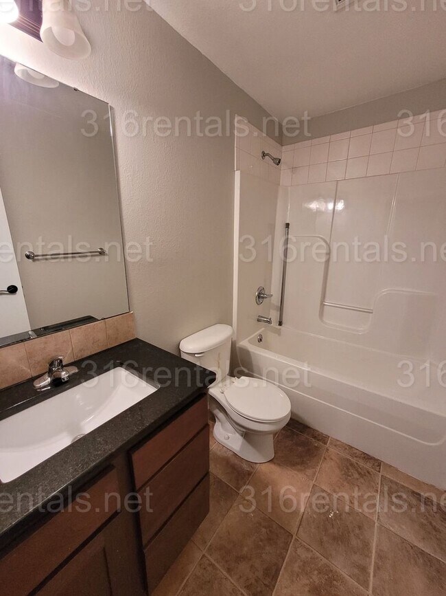 Building Photo - $1575 - 4 bedroom/ 2 bathroom - Gorgeous n...