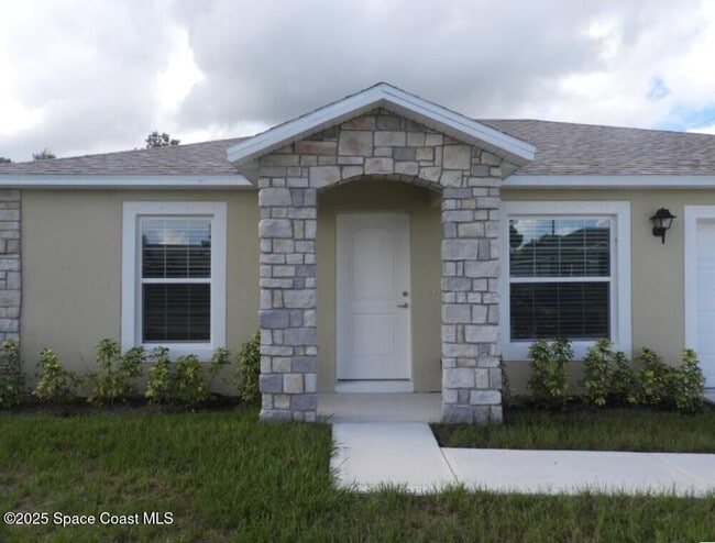 Building Photo - 1650 Wyoming Dr SE