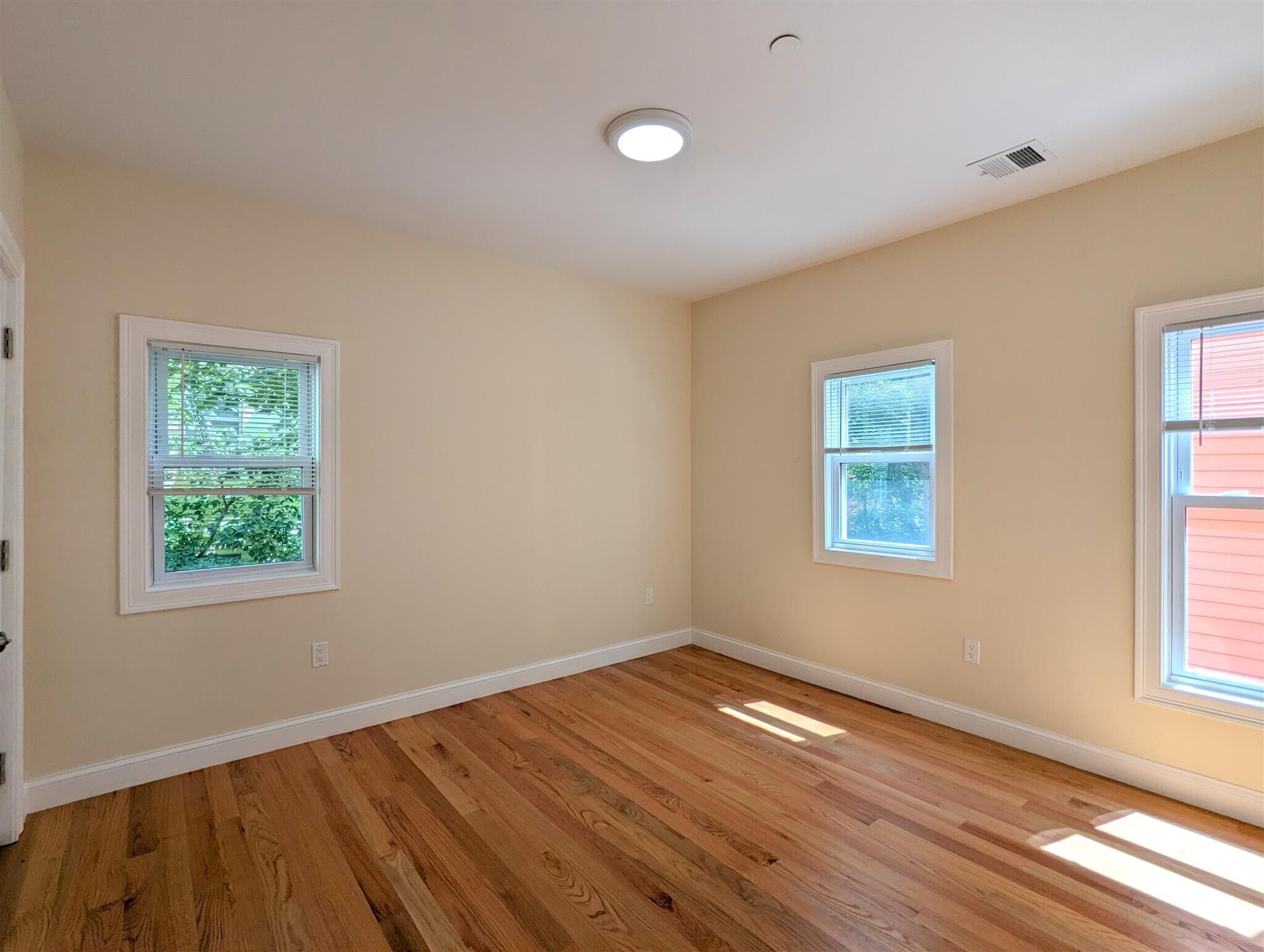 Building Photo - 2 Sacramento St