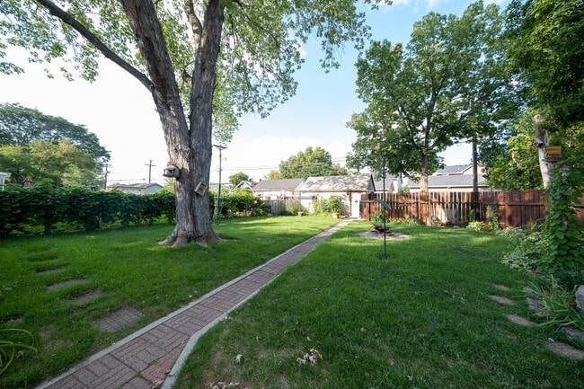 Building Photo - 3950 Hubbard Ave N