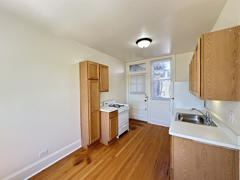 Building Photo - 2856 W Cullom Ave
