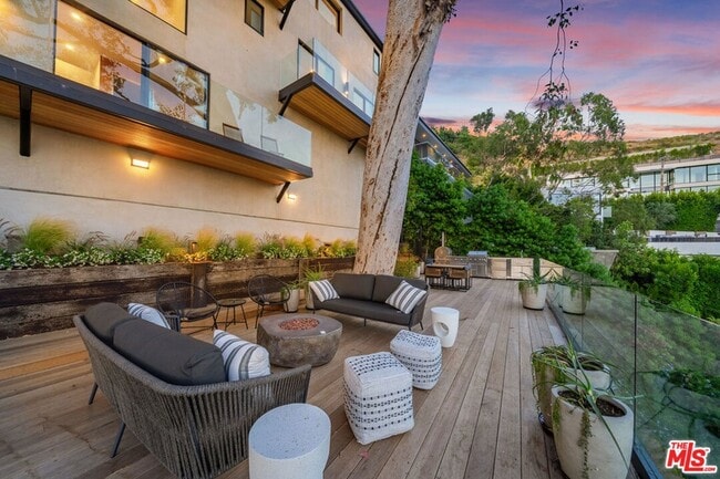 Building Photo - 8800 Hollywood Blvd