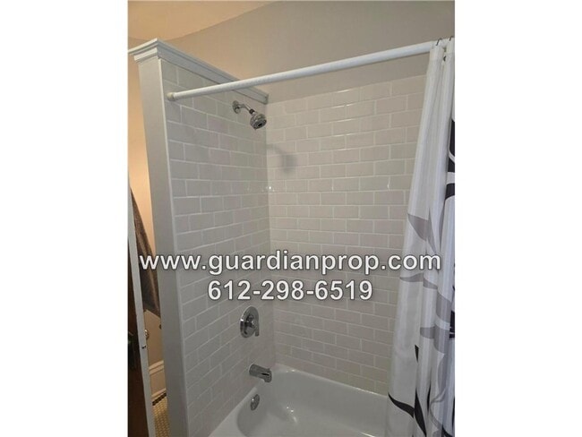 Building Photo - Top Floor Condo in 4Plex, Updated Kitchen & Bath, Full Dining Room, Sunroom, Parking