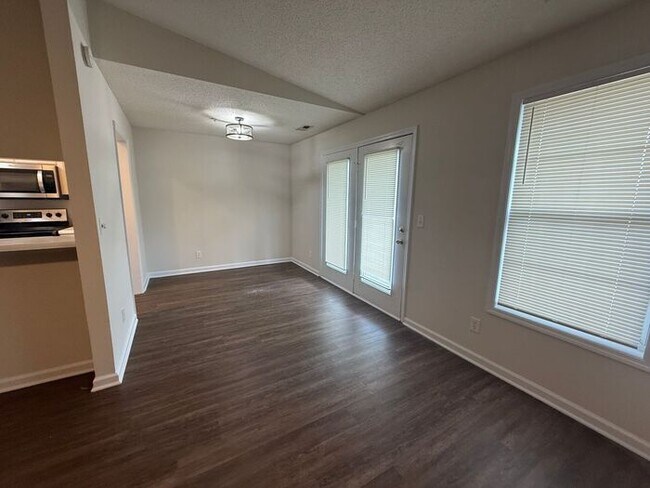 Building Photo - Modern Updated Top Floor unit! Freshly Pai...