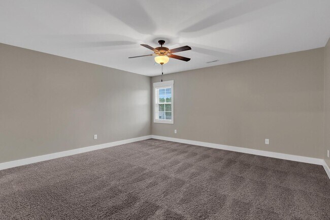 Building Photo - Large home in Swansboro School District