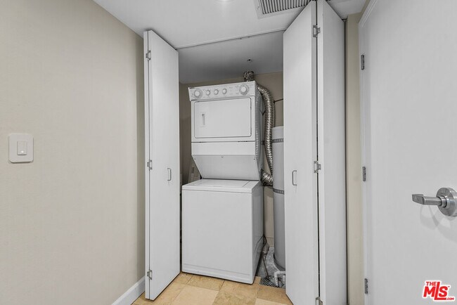 Building Photo - 13700 Marina Pointe Dr