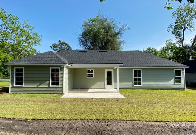 Building Photo - Modern 4-Bedroom Home with Fenced Yard Near Moody AFB