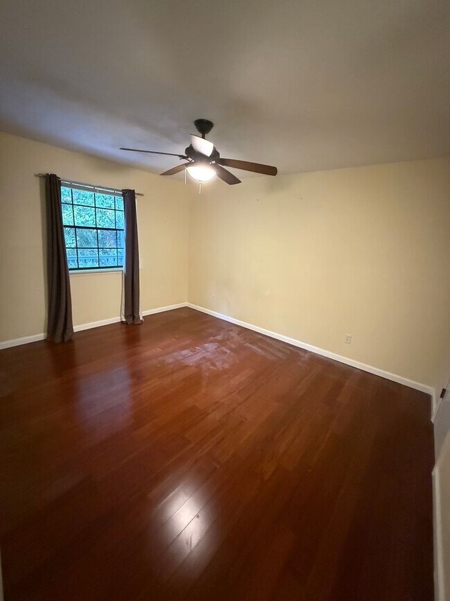 Building Photo - Well Kept 2/2 with Fenced in yard!