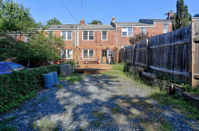 Building Photo - (3BD/2BA) Fabulous Rodgers Forge Townhome