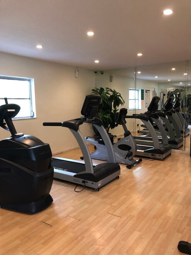 Building Photo - 5192 NE 6th Ave