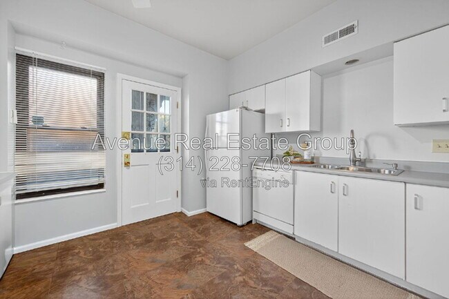 Building Photo - 5559 Pershing Ave