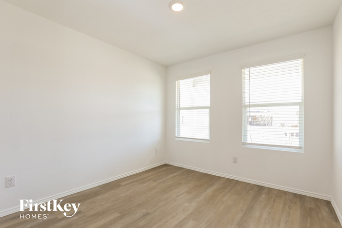 Building Photo - 10642 Vinateros Dr