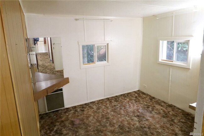 Building Photo - Bremerton Home with Bonus Rooms and Large Yard