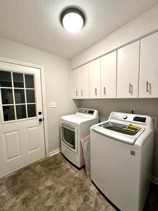 Building Photo - 945 Hunting Horn Wy