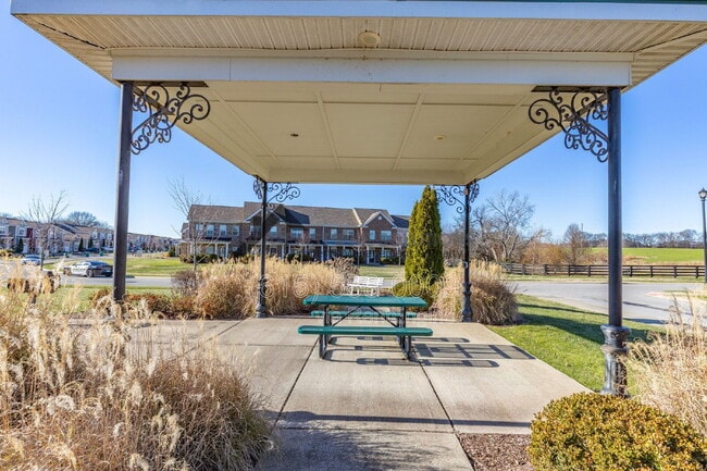 Building Photo - 304 Oldbury Ln