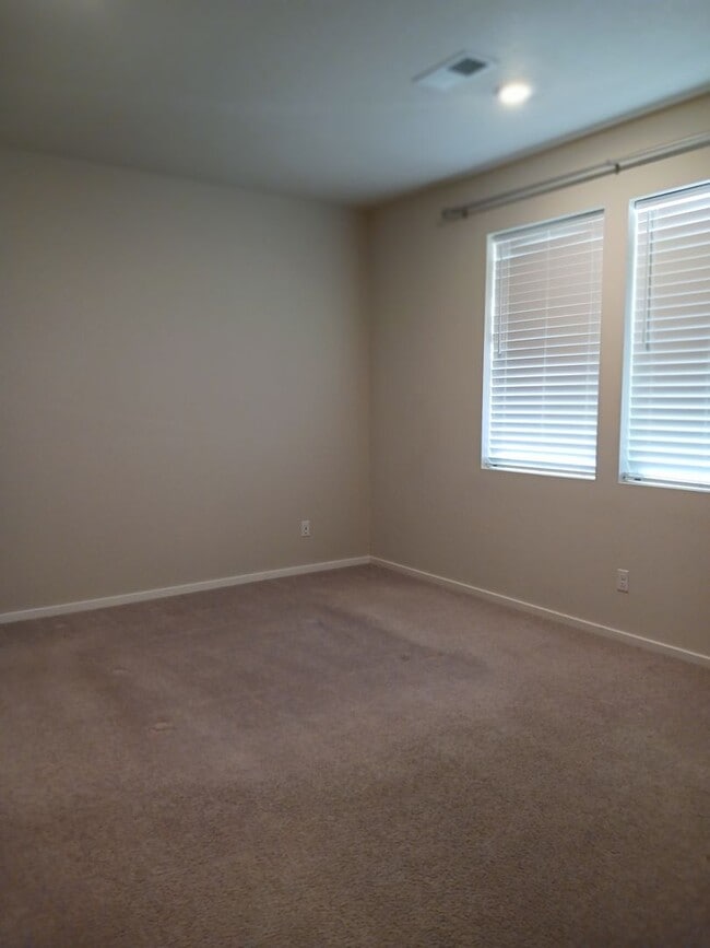 Building Photo - $500 OFF 1st months rent! Beautiful 2-Bedroom Home located in Redmond Oregon.