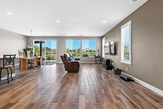 Building Photo - 377 Silver Ridge Dr