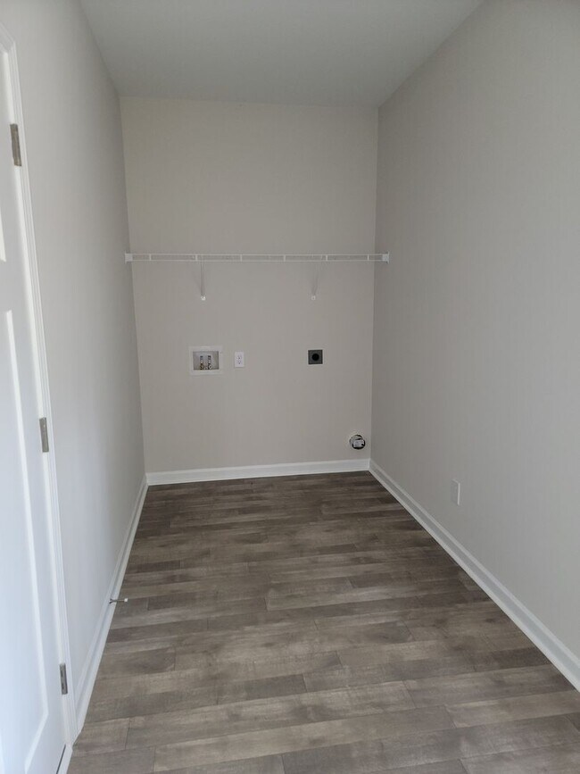 Building Photo - 324 Young Town Cir