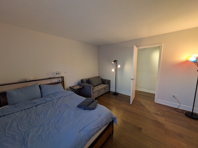 Building Photo - Newly Renovated 1-Bedroom Condo in the Hea...