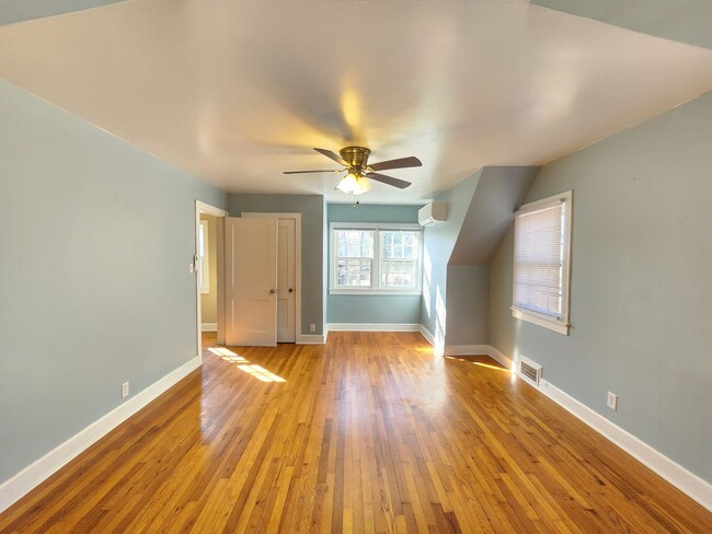 Building Photo - Location! Location! Asheville Rental