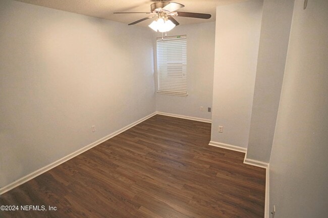 Building Photo - 914 Golden Lake Loop