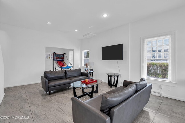 Building Photo - 17 Lakeview Rd