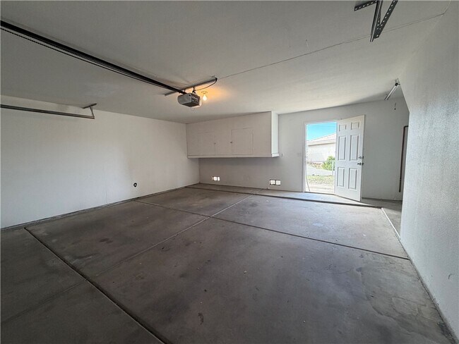 Building Photo - 331 Phyllis Dr