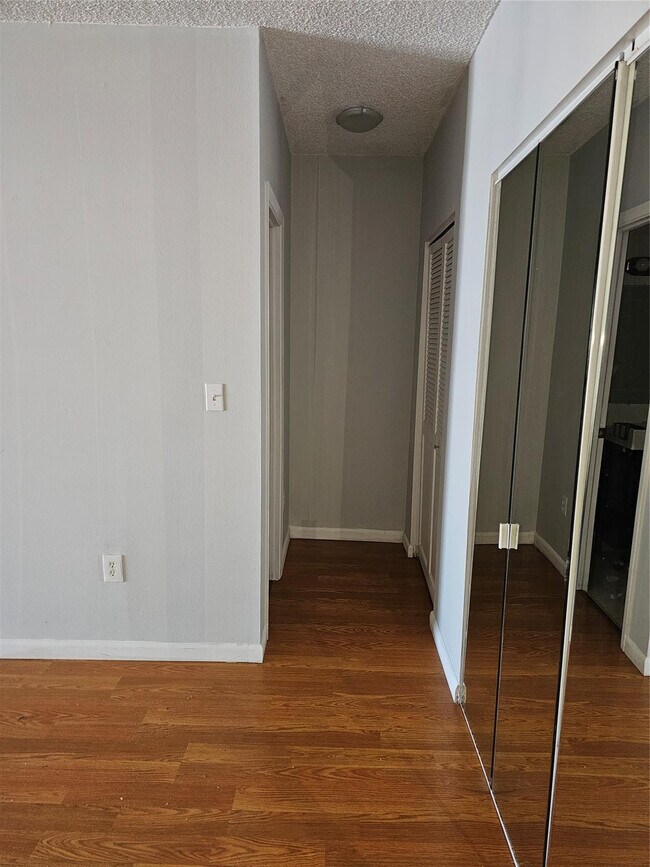 Building Photo - 500 Bayview Dr