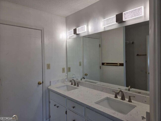 Building Photo - 1155 Riverside Trce