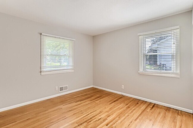 Building Photo - 3399 Emerald Dr