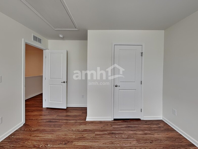 Building Photo - 553 Larragan Dr
