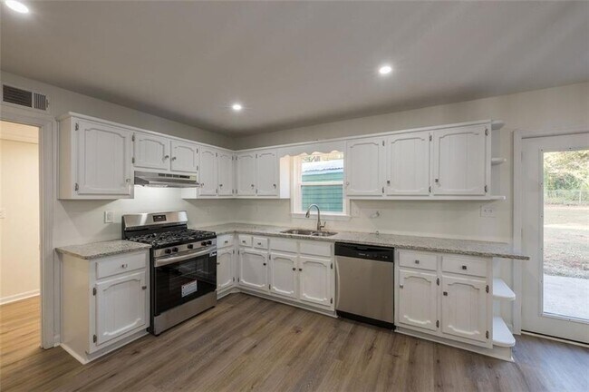 Building Photo - 5081 Hubert Dr