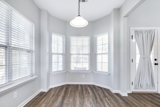 Building Photo - Spacious 3 Bed, 2 Bath Home with Large Bon...
