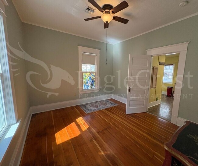 Building Photo - Three Bedroom, Two Bathroom House Near Sha...