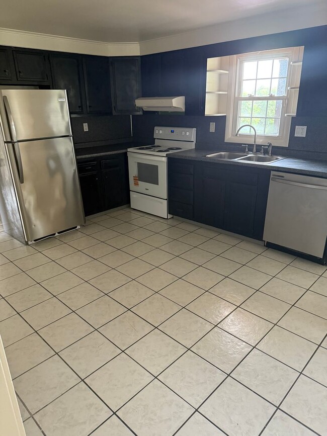 Building Photo - 3 bd / 1.5 bth Single Family Home in Quake...