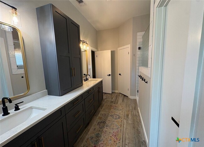 Building Photo - 222 Preston Hollow