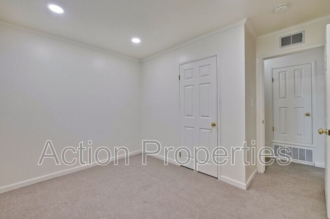 Building Photo - 1128 Kentwood Ave