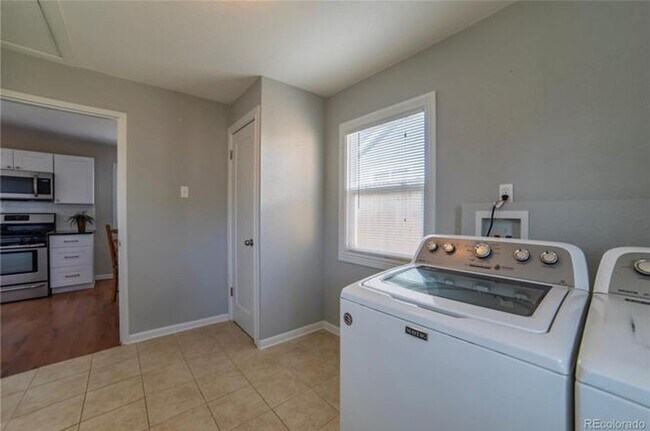 Building Photo - Nicely Remodeled 2 bedroom Bungalow.
