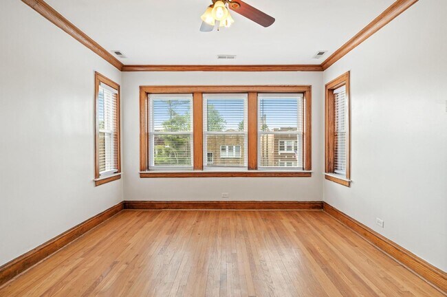 Building Photo - 4446 W Walton St