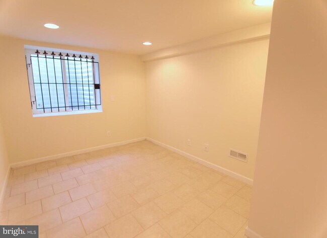 Building Photo - 1852 Willington St