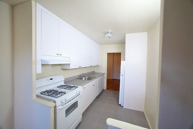 Building Photo - 3205 Emmons Ave