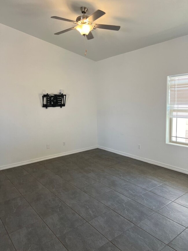 Building Photo - Large Corner Lot home with 3 full size bed...