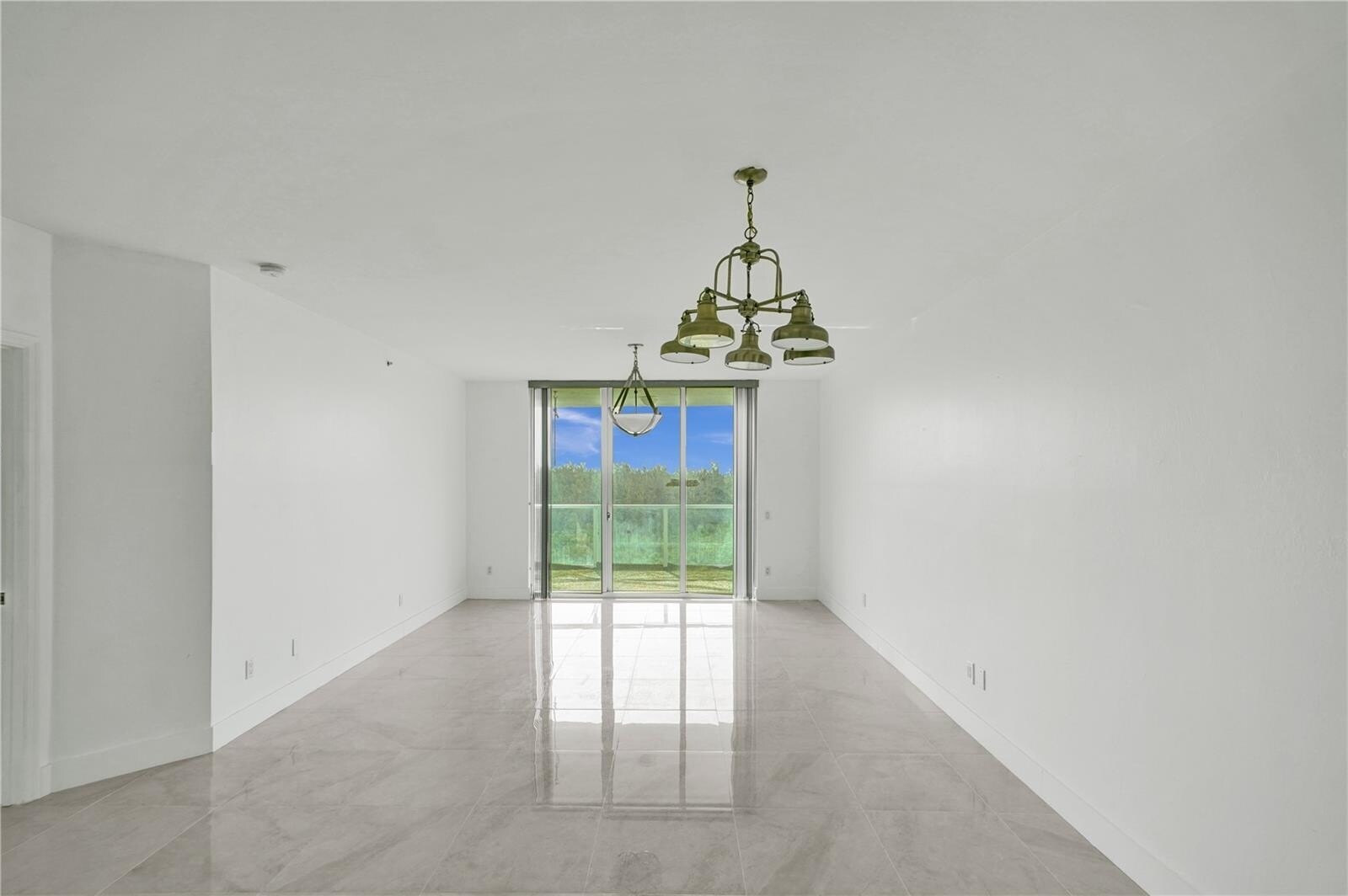 Building Photo - 14951 Royal Oaks Ln