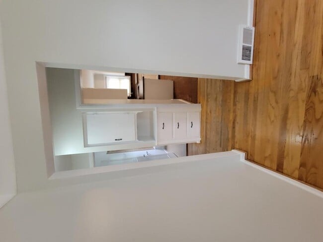 Building Photo - 13568 Norborne Ave