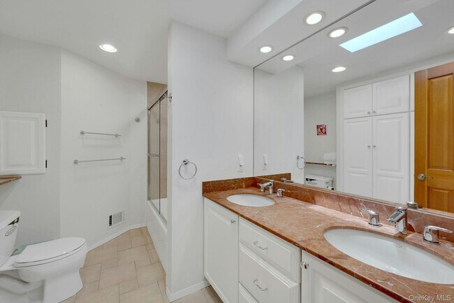 Building Photo - 107 Holly Pl